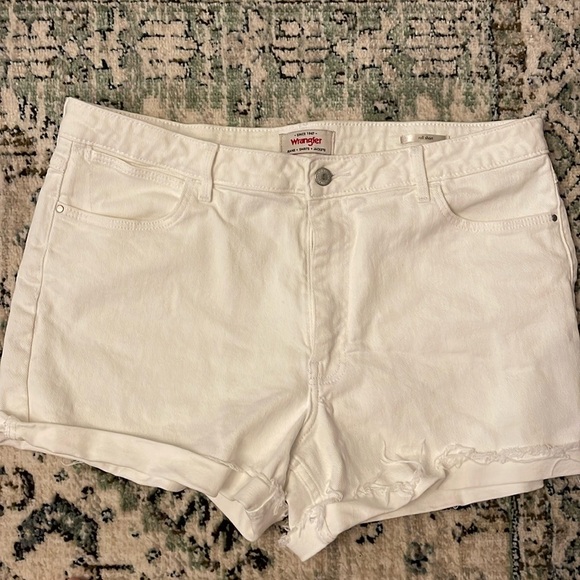 Wrangler Pants - Wrangler Rolled Cuffed Jean short size 14, white EUC